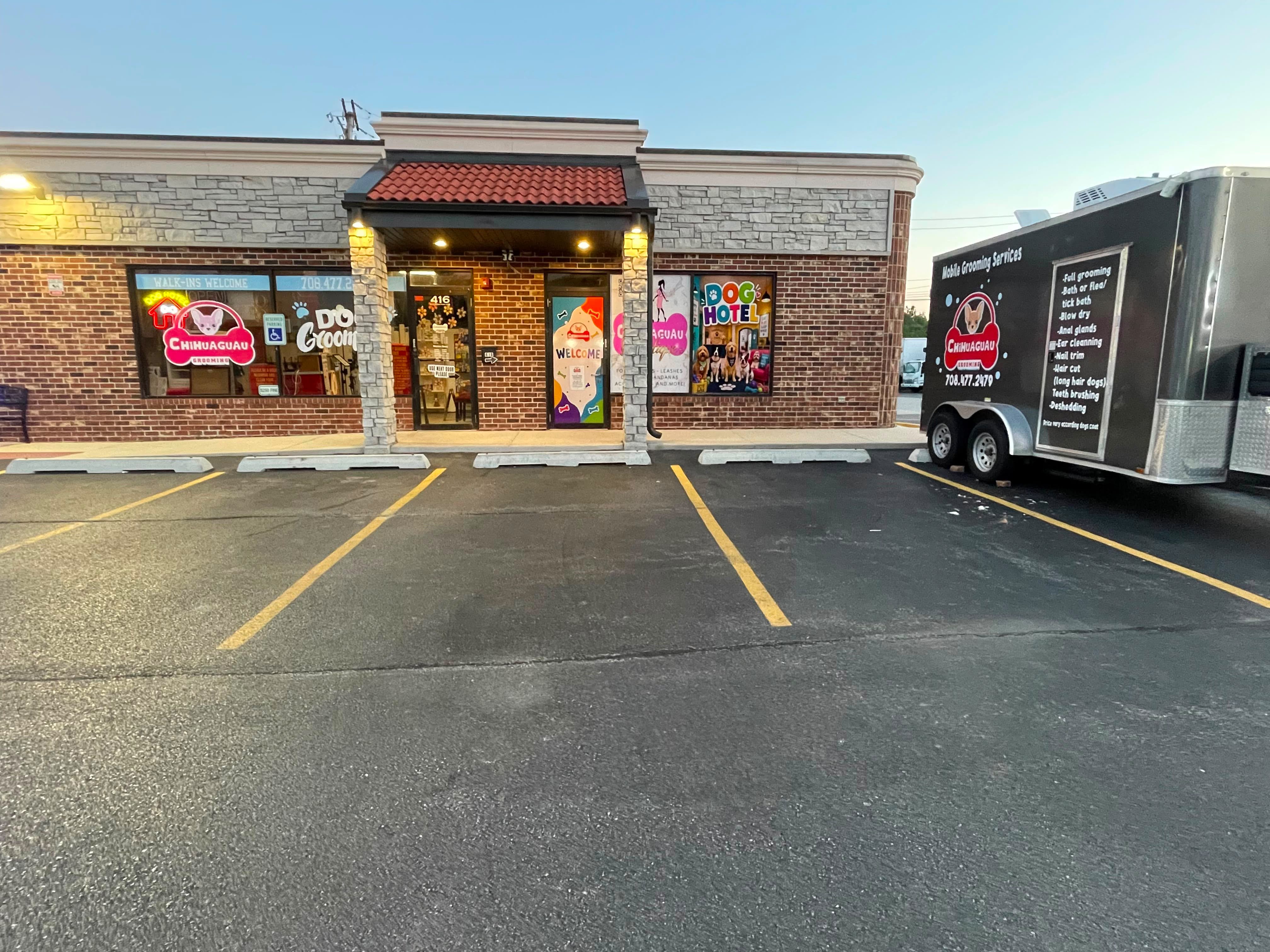 Chihuaguau storefront with parking